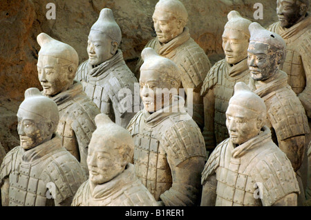 Esercito di Terracotta, guerrieri, parte della tomba complessa, fossa 1, Mausoleo del primo imperatore di Qin vicino a Xi'an, Provincia di Shaanxi, Ch Foto Stock