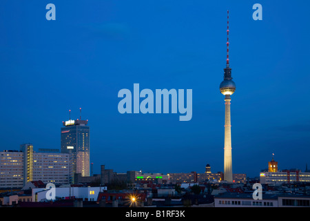 Il Park Inn Hotel a Berlino e la torre della televisione di sera, Berlin-Mitte, Germania, Europa Foto Stock