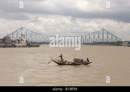 La pesca in barca sul Fiume Hooghly, quella di Howrah Bridge sul retro, Calcutta, Calcutta, West Bengal, India Foto Stock