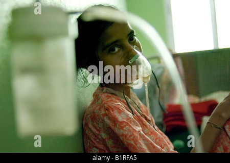 Gelsomino iniziata, 28 anni, 27 kg, tubercolosi multiresistente, tubercolosi paziente, quella di Howrah, Hooghly, West Bengal, India Foto Stock