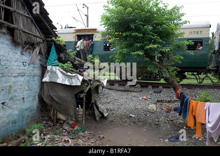 Baraccopoli accanto a un terrapieno ferroviario, Calcutta, Calcutta, West Bengal, India Foto Stock