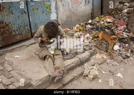 Un senzatetto per le strade di Topsia, persone che può solo sostenere se stessi attraverso di accattonaggio e scrounging attraverso altri Foto Stock