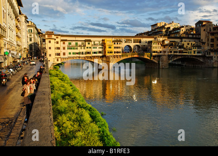 Ponte Vecchio ponte che attraversa il fiume Arno nel centro storico di Firenze, Sito Patrimonio Mondiale dell'UNESCO, Toscana, Italia, UE Foto Stock