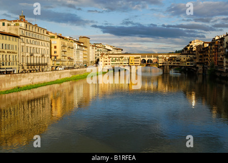 Ponte Vecchio ponte che attraversa il fiume Arno nel centro storico di Firenze, Sito Patrimonio Mondiale dell'UNESCO, Toscana, Italia, UE Foto Stock