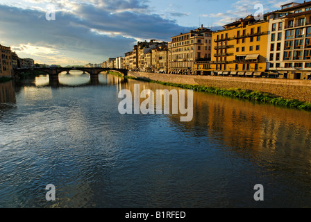 Il centro storico di Firenze sulle rive del fiume Arno, Sito Patrimonio Mondiale dell'UNESCO, Toscana, Italia, Europa Foto Stock