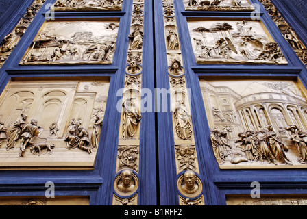 Porta di bronzo a Firenze Paptistery o il Battistero di San Giovanni o Battistero di San Giovanni, inizio capolavoro rinascimentale del Foto Stock