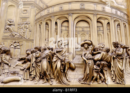 Porta di bronzo a Firenze Paptistery o il Battistero di San Giovanni o Battistero di San Giovanni, inizio capolavoro rinascimentale del Foto Stock