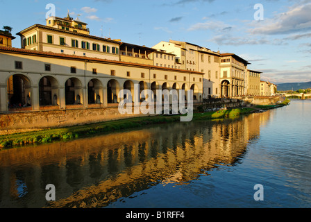 La Galleria degli Uffizi, sulla riva del fiume Arno e si trova nel centro storico di Firenze, Sito Patrimonio Mondiale dell'UNESCO, Toscana, Italia, Europa Foto Stock