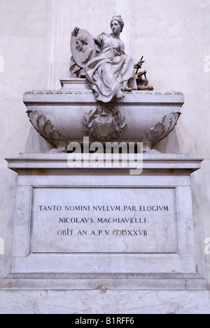 Tomba di Niccolò Machiavelli nella chiesa di Santa Croce, Firenze, Sito Patrimonio Mondiale dell'UNESCO, Toscana, Italia, Europa Foto Stock