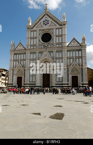 Piazza Santa Croce e la Chiesa, patrimonio mondiale dell UNESCO, Firenze, Toscana, Italia, Europa Foto Stock