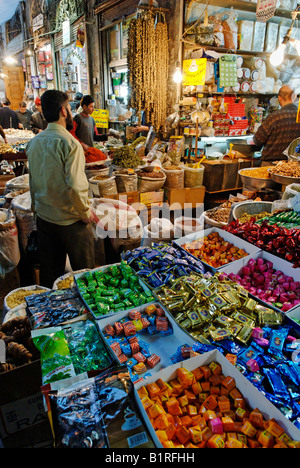 Spezie e dolci nel souk, Damasco bazaar, sito patrimonio mondiale dell'UNESCO, Siria, Arabia, Medio Oriente Foto Stock