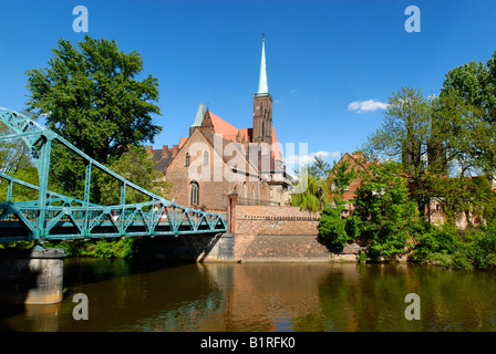 Tumski ponte e la chiesa della Santa Croce sul fiume Oder, Wroclaw, Slesia, Polonia, Europa Foto Stock