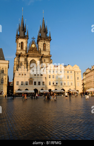 Piazza della Città Vecchia con la Chiesa di Nostra Signora davanti a Tyn, Sito Patrimonio Mondiale dell'UNESCO, Praga, Repubblica Ceca, Cechia, Europa Foto Stock