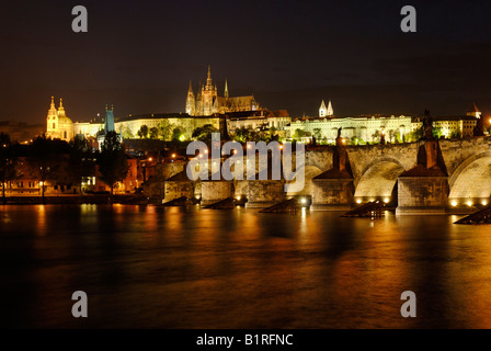 Charles' Ponte con Hradčany, il quartiere del castello e il fiume Moldava, Sito Patrimonio Mondiale dell'UNESCO, Praga, Repubblica Ceca, Czechi Foto Stock