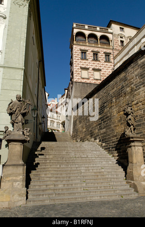 Scale che portano al Castello di Buda, patrimonio mondiale dell UNESCO, Praga, Repubblica Ceca, Cechia, Europa Foto Stock