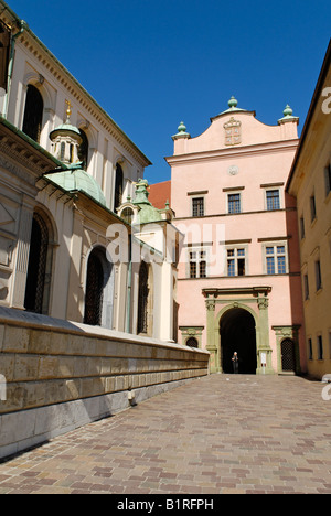 Vicolo tra la cattedrale e il palazzo sul colle di Wawel, Sito Patrimonio Mondiale dell'UNESCO, Cracovia, in Polonia, in Europa Foto Stock