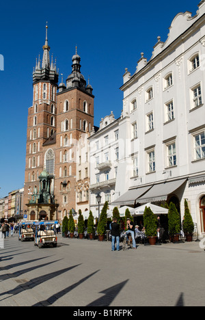 Santa Maria la Basilica sul Rynek Krakowski, la piazza principale del mercato, Sito Patrimonio Mondiale dell'UNESCO, Cracovia, in Polonia, in Europa Foto Stock