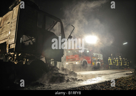 Motociclista si è schiantato contro un camion parcheggiato sulla notte di Capodanno 07/08, entrambi i veicoli e il corpo del motorcy Foto Stock