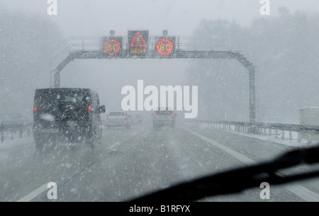 La nevicata, Autobahn o autostrada A8 nei pressi di Merklingen, Ulm, Baden-Wuerttemberg Germania Europa Foto Stock