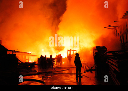 Incendio di grandi dimensioni presso una segheria, Burkhardtsmuehle vicino Aichtal-Aich, Esslingen Regione, Baden-Wuerttemberg, Germania, Europa Foto Stock