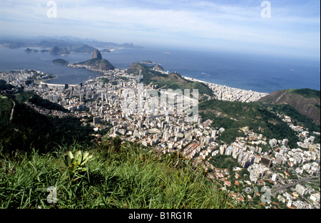 Vista della città e Sugarloaf Mountain, Rio de Janeiro, Brasile, Sud America Foto Stock