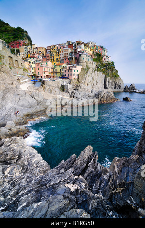 Villaggio di Manarola arroccata su ripide scogliere lungo la costa della Liguria Cinque Terre, Italia, Europa Foto Stock