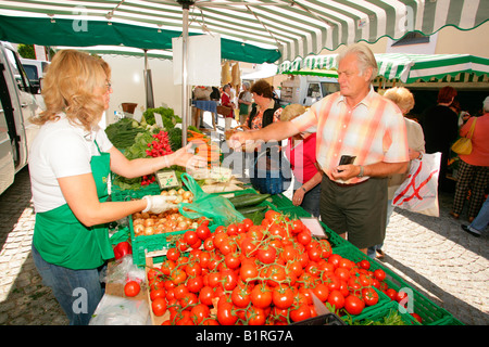 Produrre stand ad un settimanale dell'agricoltore nel mercato Muehldorf am Inn, Alta Baviera, Germania, Europa Foto Stock