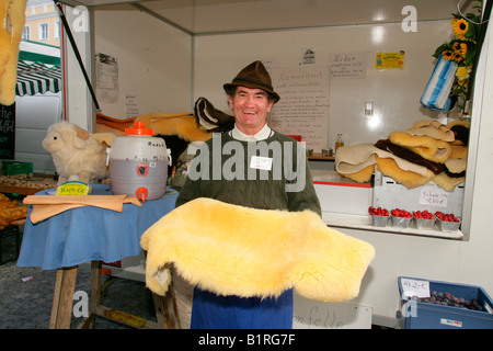 Pellicce ed articoli in pelle di fornitori e kiosk presso un settimanale dell'agricoltore nel mercato Muehldorf am Inn, Alta Baviera, Germania, Europa Foto Stock