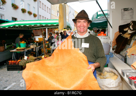 Pellicce ed articoli in pelle di fornitori e kiosk presso un settimanale dell'agricoltore nel mercato Muehldorf am Inn, Alta Baviera, Germania, Europa Foto Stock