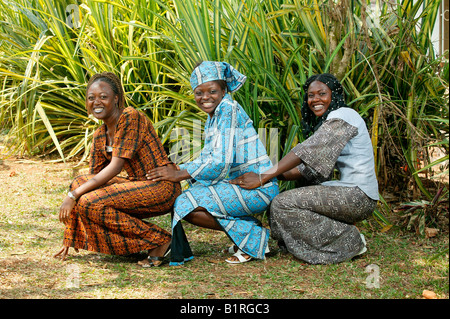 Sarti e seamstresses di una infezione da HIV aiuto modellazione del gruppo self-made vestiti, Bafut, Cameroun, Africa Foto Stock