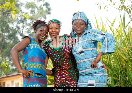 Sarti e seamstresses di una infezione da HIV aiuto modellazione del gruppo self-made vestiti, Bafut, Cameroun, Africa Foto Stock