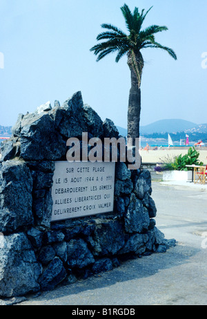 La Croix Valmer Beach di seconda guerra mondiale una lapide commemorativa Francia 1944 liberazione dagli alleati sbarco alleato posto Cote d'Azur Foto Stock