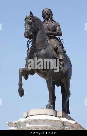 Statua di Carlo 1 montato su un horsenear l Ammiraglio Lord Nelson monumento, Trafalgar Square, Londra, Inghilterra, Gran Bretagna, Foto Stock