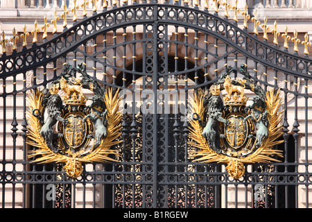 Royal Crest sui cancelli di Buckingham Palace a Londra, Inghilterra, Gran Bretagna, Europa Foto Stock