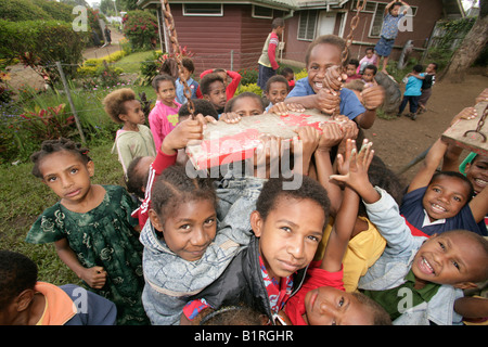 I bambini al parco giochi, Goroka, Papua Nuova Guinea, Melanesia Foto Stock