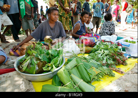 Le donne di verdure di vendita in un mercato, Heldsbach, Papua Nuova Guinea, Melanesia Foto Stock