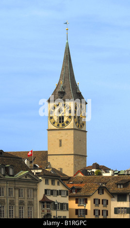 La torre dell'orologio di San Peterskirche, Chiesa di San Pietro, il più grande orologio d'Europa, Zurigo, Svizzera Foto Stock