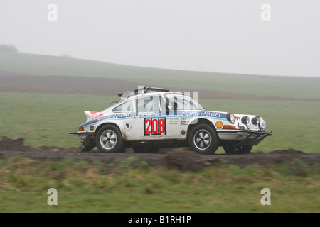 Porsche 911, costruito nel 1974, auto d'epoca, precedentemente azionato a Safari Rallye, Vogelsberg Rallye 2008, lentamente lateralmente, Hesse, germe Foto Stock