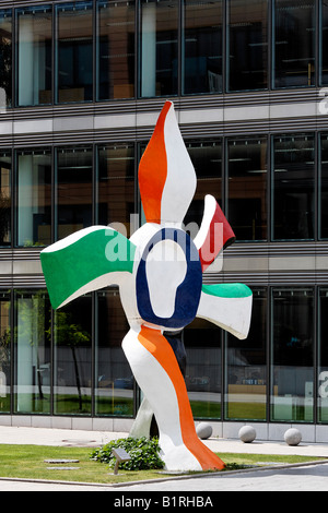 Scultura da Fernand Léger, la grande fleur qui marche, il Quartiere Finanziario, Plateu de Kirchberg, Lussemburgo, Europa Foto Stock