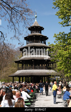 Torre cinese, beer garden, Monaco di Baviera, Germania, Europa Foto Stock