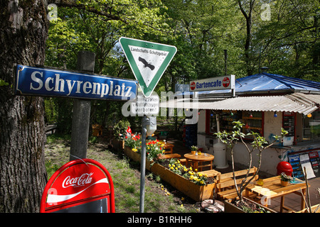 Segno "Riserva naturale protetta " di fronte al chiosco Gartencafe sulla piazza Schyrenplatz, Au, Monaco di Baviera, Germania, Europa Foto Stock