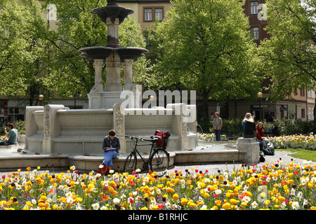 Fiori di Primavera in Weissenburg Square, Munich-Haidhausen, Alta Baviera, Germania, Europa Foto Stock