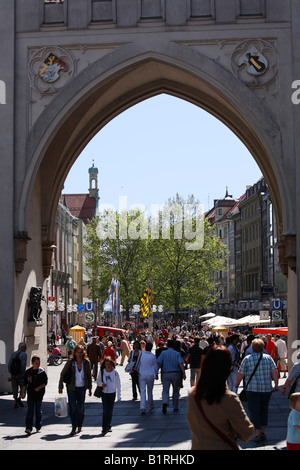 Area pedonale, Karlstor Gate, Neuhauser Street, Monaco di Baviera, Baviera, Germania, Europa Foto Stock