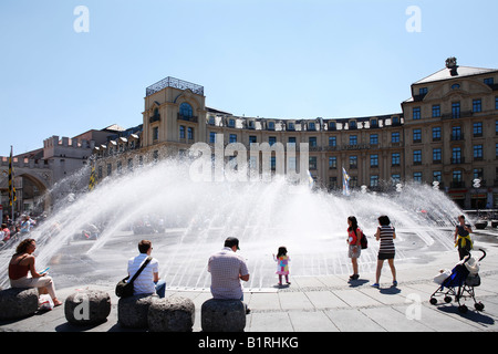 Fontana sulla Karlstor, Stachus, Monaco di Baviera, Baviera, Germania, Europa Foto Stock