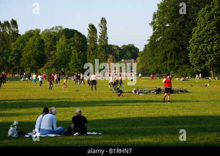 Giocare a calcio in Englischer Garten, Giardino Inglese sul lago Kleinhesseloher Vedi, Monaco di Baviera, Baviera, Germania, Europa Foto Stock