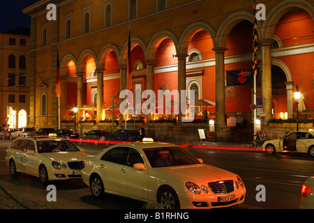 Opera cafe nell'ex principale ufficio postale, Maximilianstrasse Street, il centro storico della città di Monaco di Baviera, Germania, Europa Foto Stock