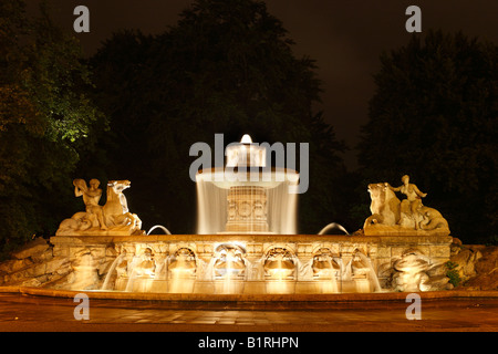 Fontana di Wittelsbach, Maximiliansplatz Square, Monaco di Baviera, Germania, Europa Foto Stock