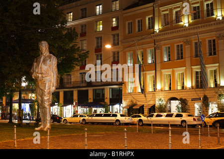 Scultura in alluminio di Massimiliano Giuseppe Conte di Montgelas dall'artista Karin Sander, 2005, Bayerischer Hof Hotel su Promenad Foto Stock