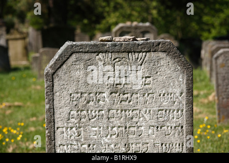 Pietra tombale di un sacerdote con la benedizione delle mani nel cimitero ebraico su Judenhuegel collina vicino Kleinbardorf, Gemeinde Sulzfeld, ha Foto Stock