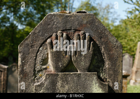 Pietra tombale di un sacerdote con la benedizione delle mani nel cimitero ebraico su Judenhuegel collina vicino Kleinbardorf, Gemeinde Sulzfeld, ha Foto Stock